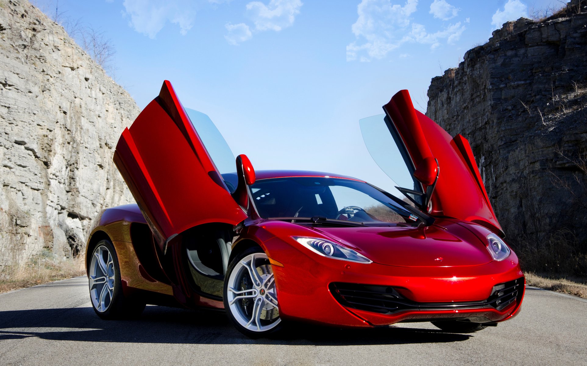 mclaren mp4-12c czerwony supersamochód niebo mclaren czerwony