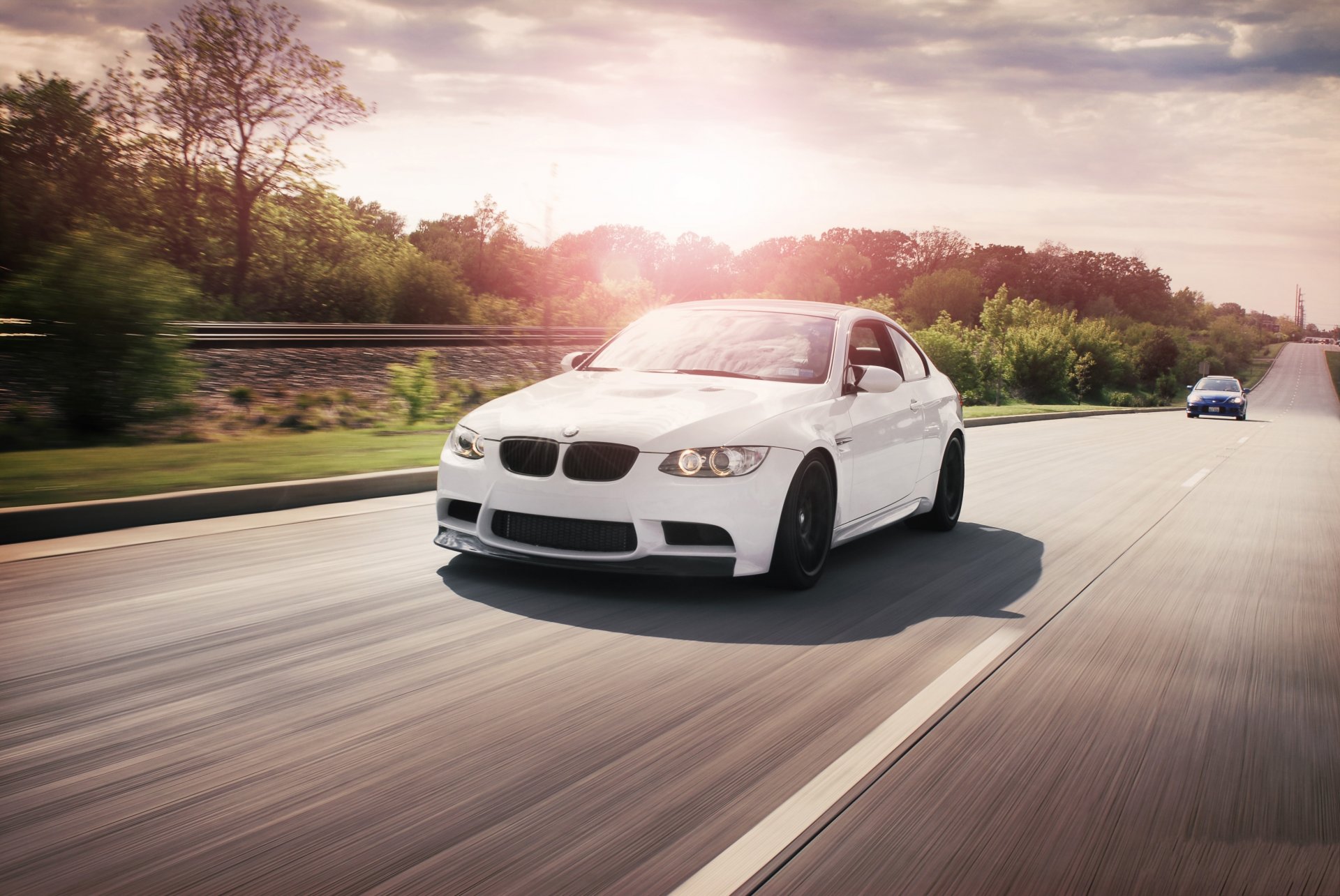 bmw m3 e92 weiß straße himmel wolken bmw markierung geschwindigkeit pralldämpfer schwindel sonne blendung reflexion