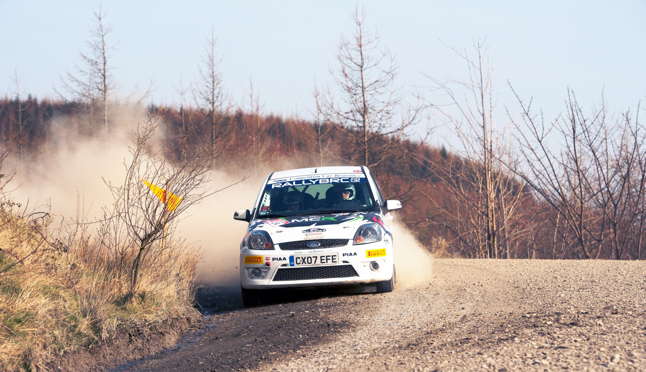 ford focus wrc rallye auto voiture sport rallye mise au point tourner dérapage blanc avant course