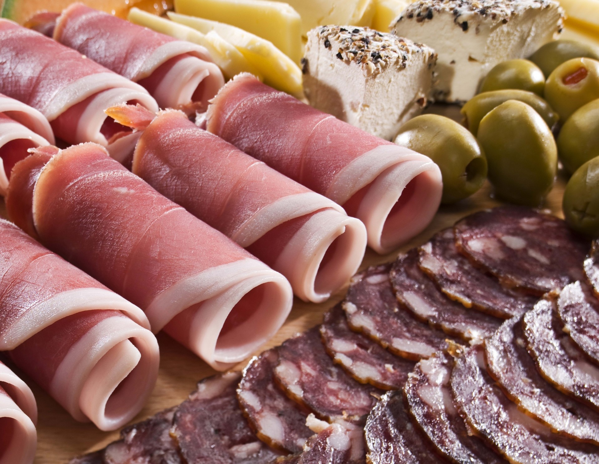 ausages meat segments olives cheese bacon