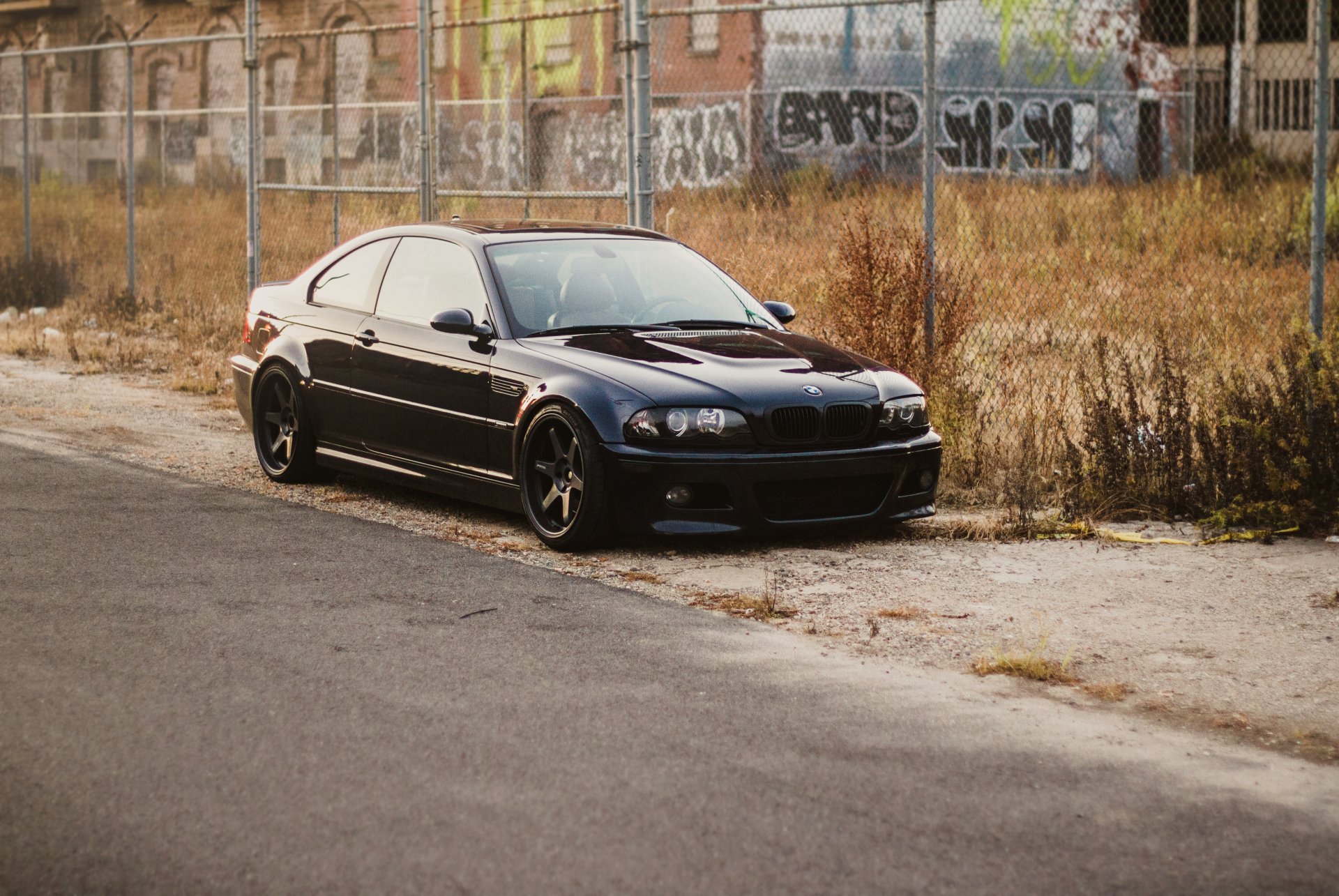 bmw m3 e46 schwarz bmw bordstein geländer gebäude