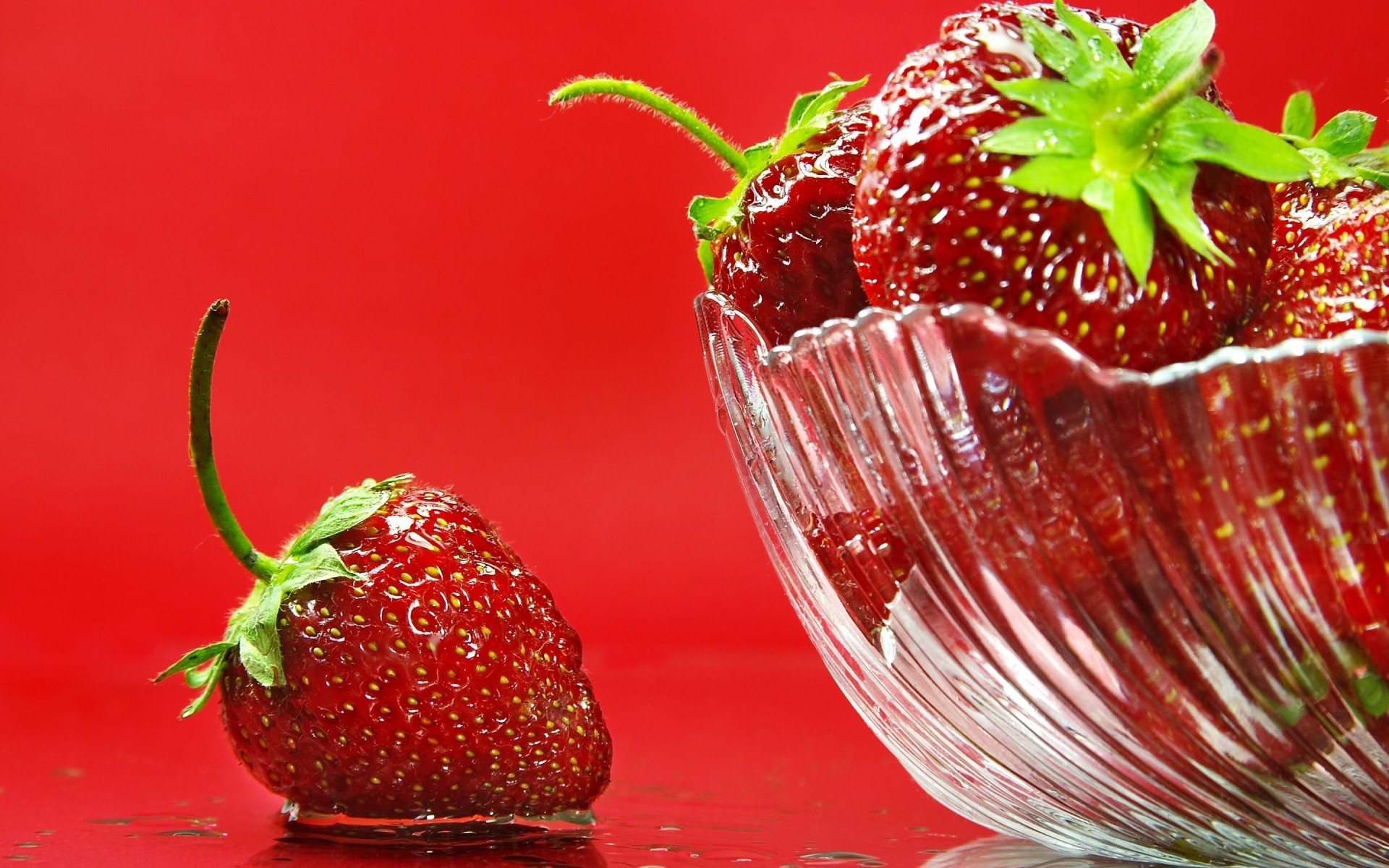 close up berries strawberry vase