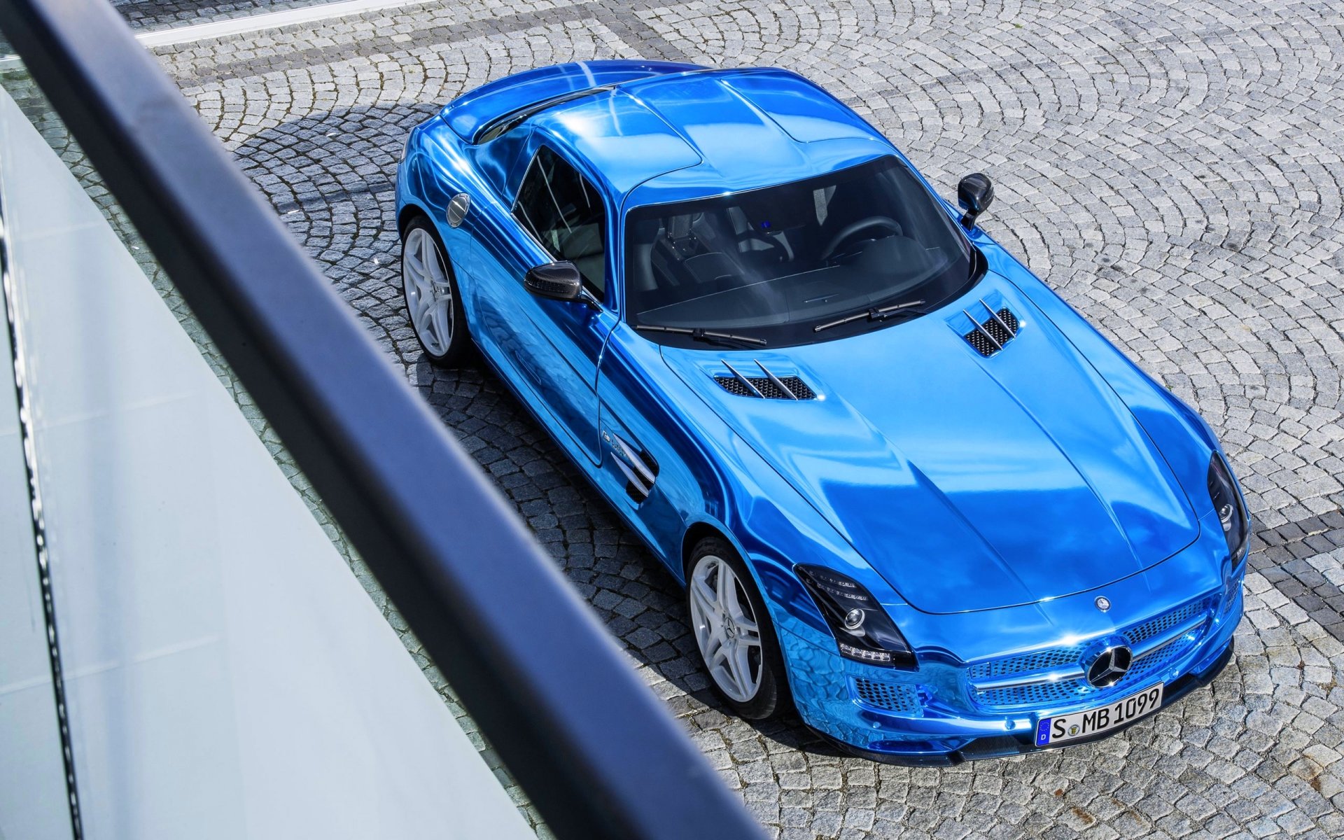 mercedes-benz sls amg купе синий машина суперкар вид с верху капот брусчатка