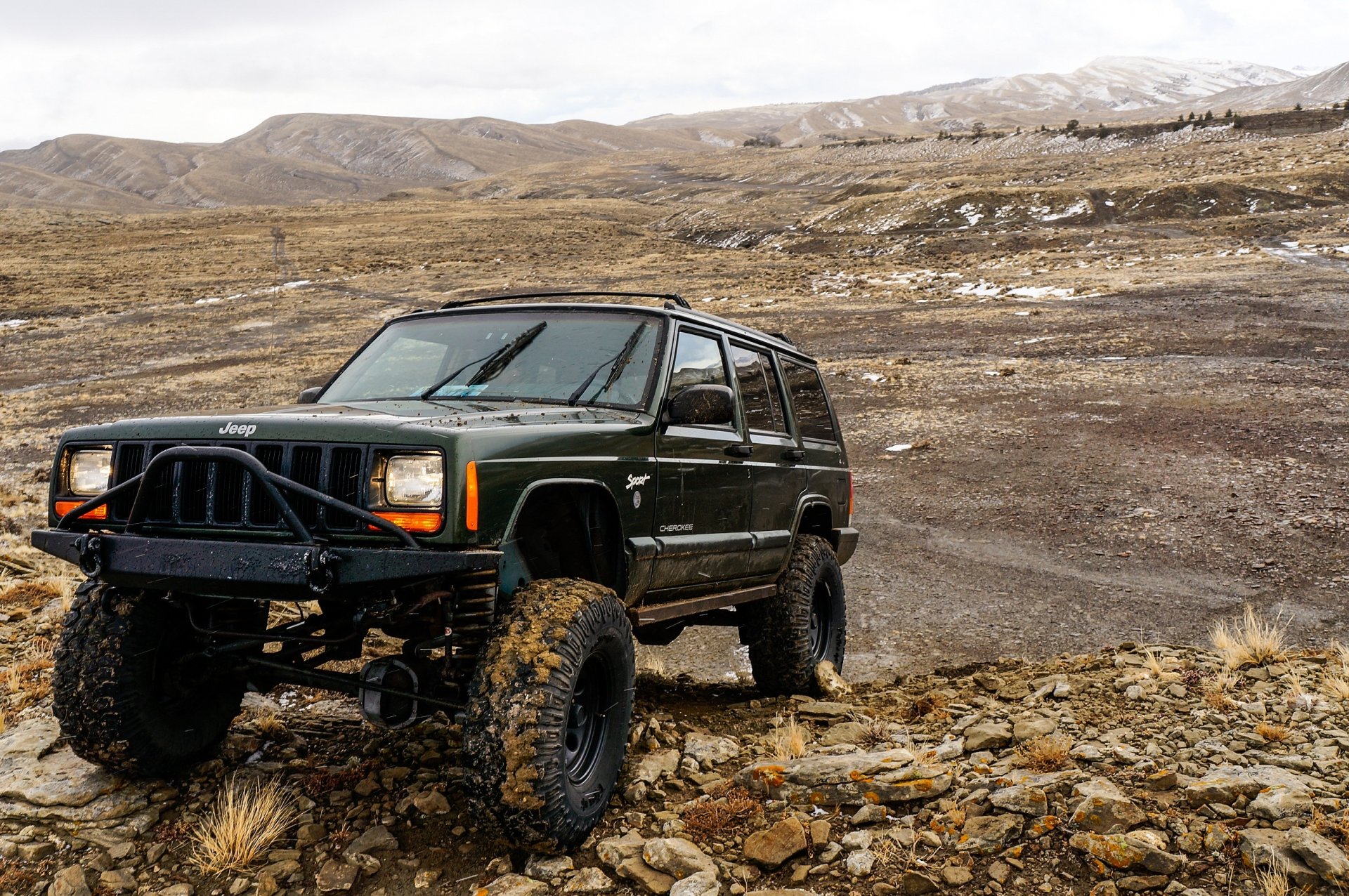 jeep cherokee américain quatre roues motrices suv montagnes pierres hors route