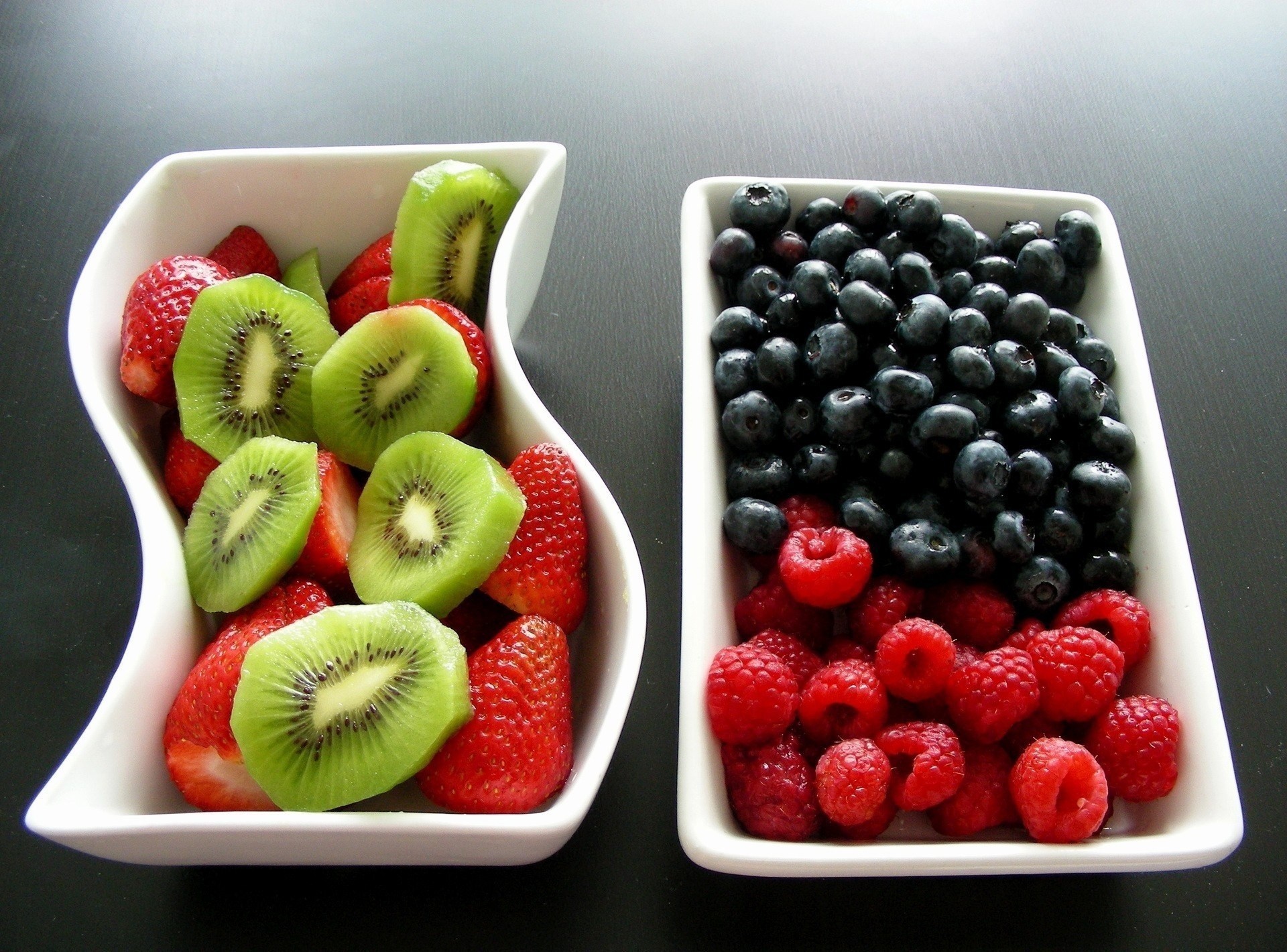 essen himbeeren johannisbeeren obst beeren kiwi erdbeeren