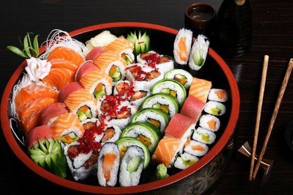 Plato japonés de rollos y sushi. Surtido