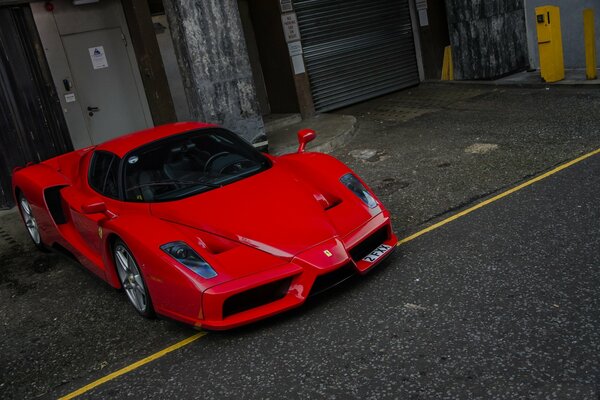 Ferrari rouge dans un parking souterrain