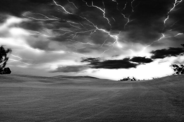 Die Natur ist sauer über blitzschnelle Blitze am Himmel