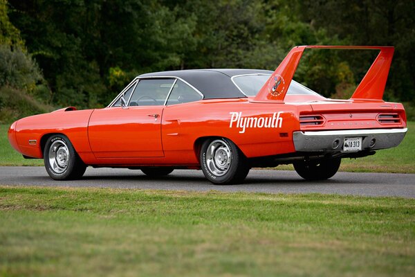 La muscle car rossa si trova sulla strada