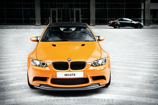 BMW gialla con tetto in fibra di carbonio