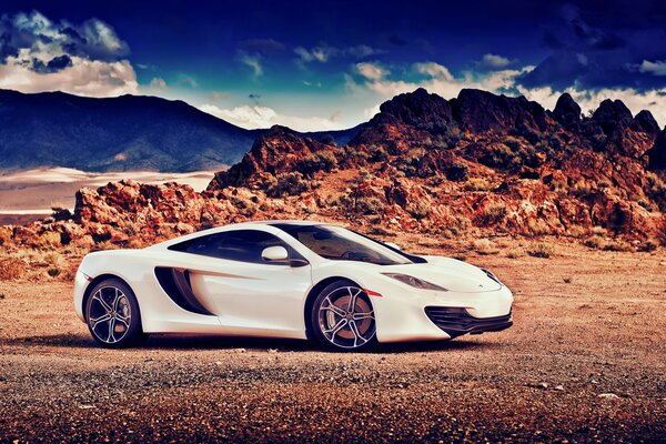 McLaren blanco en las montañas