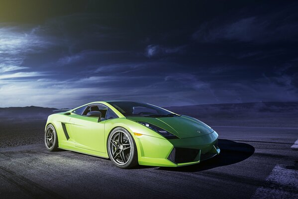 Lamborghini Gellardo di notte alla luce delle luci