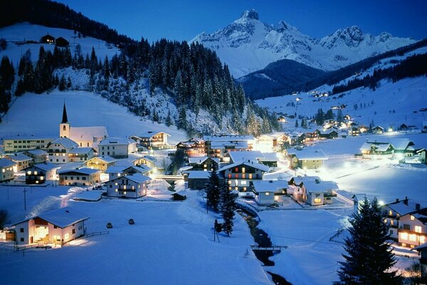 Österreichischer Winterort in der Nacht