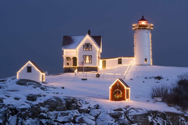 Un faro bellamente iluminado en la noche de Navidad