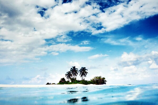 Samotna wyspa na środku oceanu