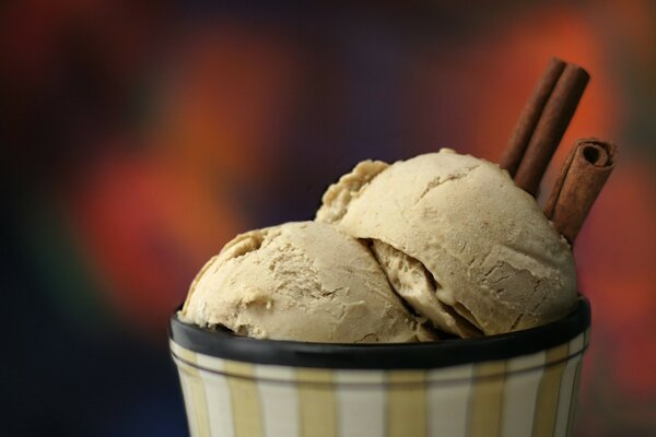 Postres de verano. Helado de chocolate con canela. Bolas de helado