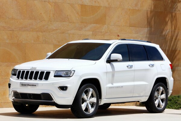 Weißer Jeep SUV grand Cherokee