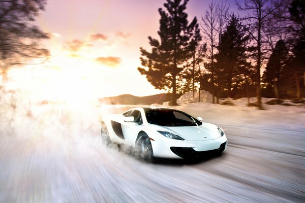 El súper coche McLaren en medio de una puesta de sol invernal