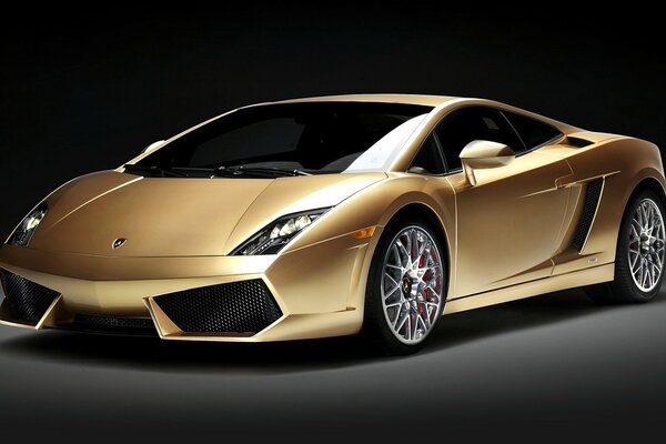 Золотистый спорткар lamborghini gallardo