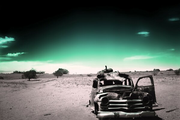 Un auto dimenticata nel deserto