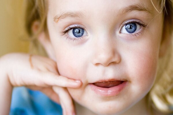 Bébé avec joie dans les yeux