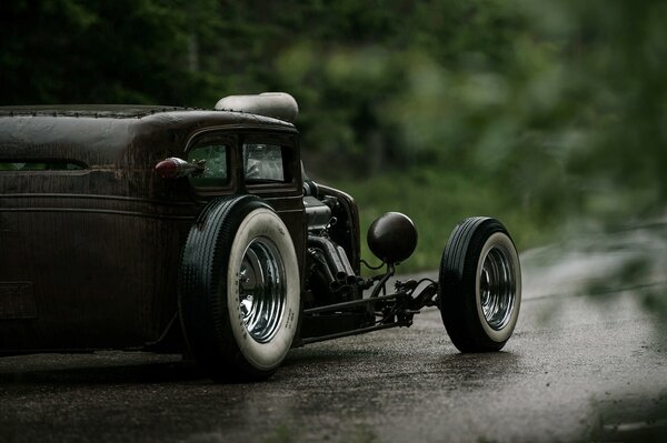 Chevrolet v6 rides on a wet autumn road