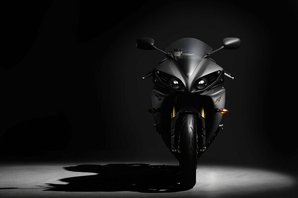 Noir sportbike Yamaha jeter l ombre