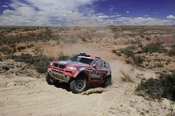 Competencia de Jeep en el desierto. Arena debajo de las ruedas