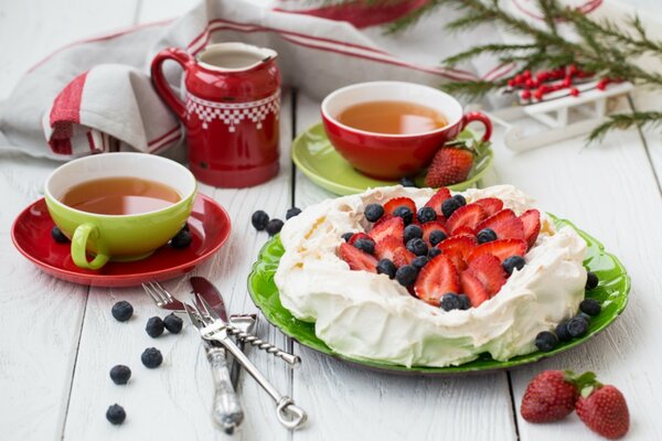 Torta di frutta e panna con tè