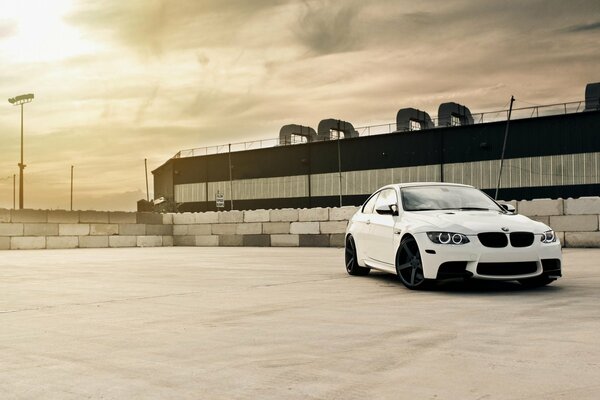 BMW coupé blanco en el sitio industrial