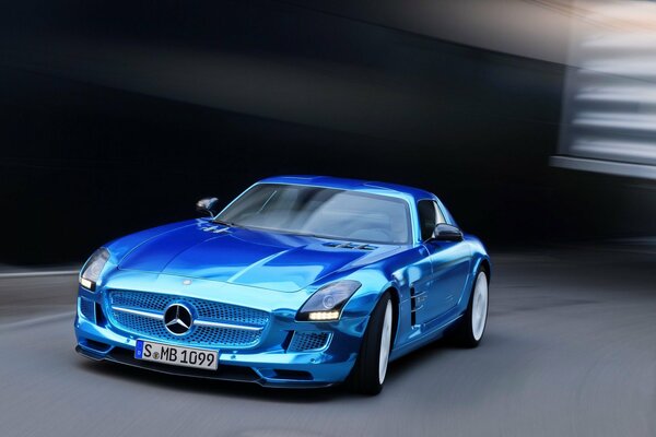 El deportivo Mercedes Benz de color azul en el fondo de la carretera