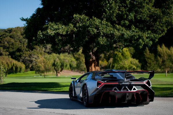 La nouvelle supercar dans le ton noir et rouge