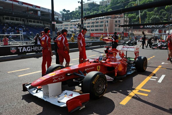 Fernando Alonso en un Ferrari rojo