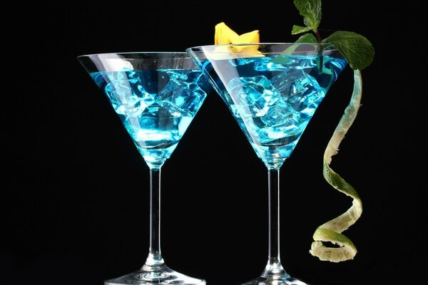 Cocktail blu con ghiaccio su sfondo nero