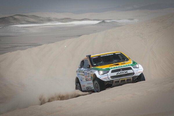 Wettbewerb im Sand, das Auto fährt durch die Dünen