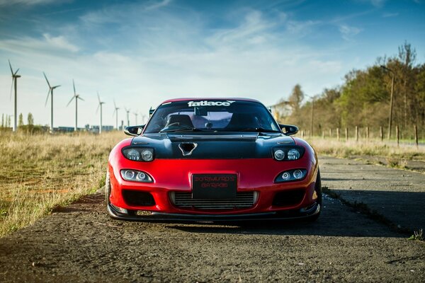 Mazda RX-7 en la carretera de campo vista frontal