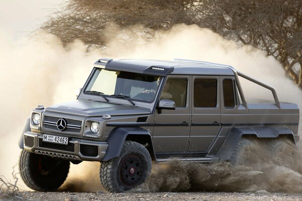 Обои на рабочий стол Mercedes-benz g63 6x6 в дрифте