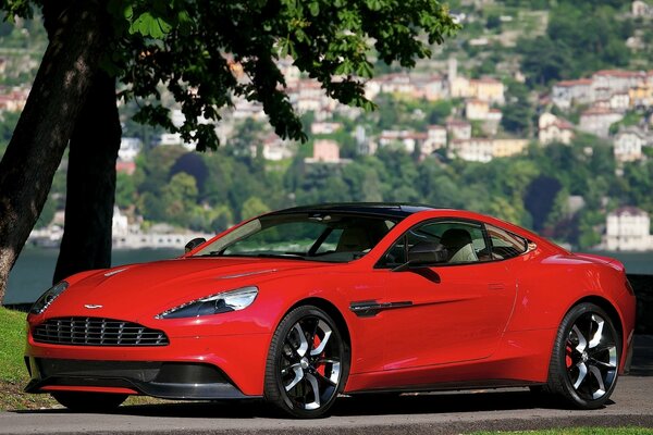 Aston martin Concept rojo en medio de un paisaje urbano