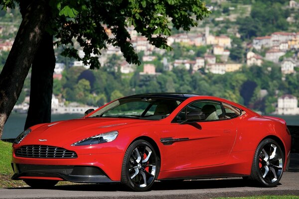 Concetto rosso aston martin sullo sfondo del paesaggio urbano