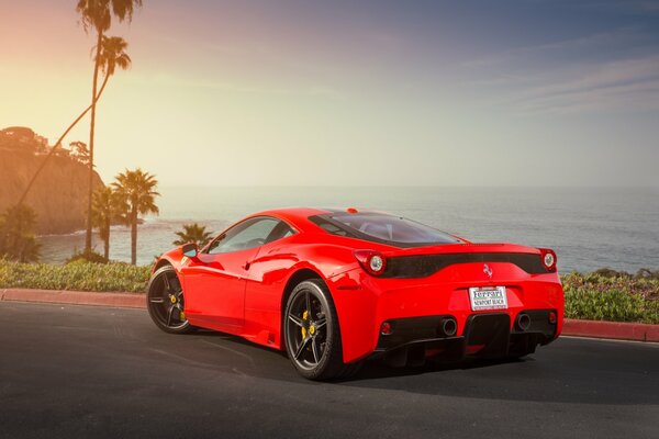 Czerwone ferrari 458 speciale nad oceanem