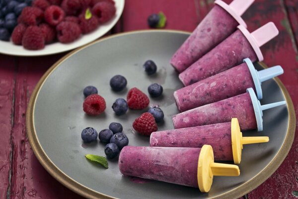 Purple ice cream, edible berries