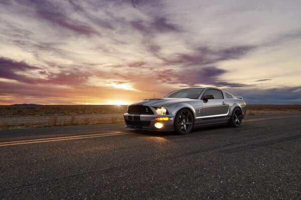 Fondos de pantalla para los automovilistas. Ford Mustang al atardecer