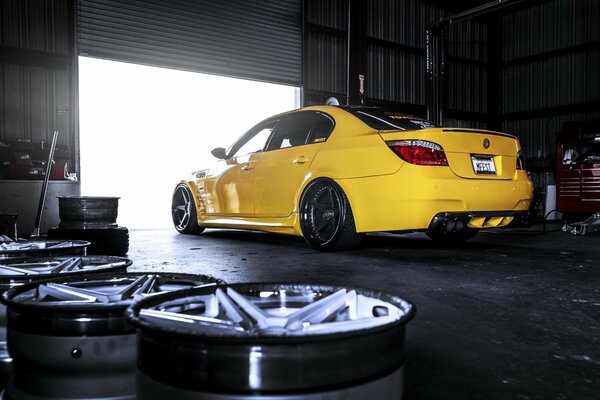 Voiture de sport jaune seulement après la prochaine peinture