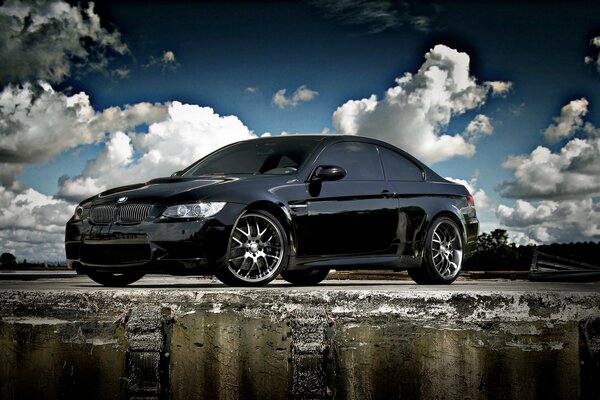 Un coche BMW negro contra las nubes