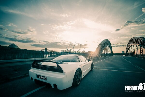 L auto sportiva veloce Honda nsx è pronta a conquistare non solo le strade cittadine