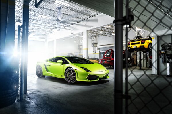 Grüner Lamborghini gallardo in der Garage