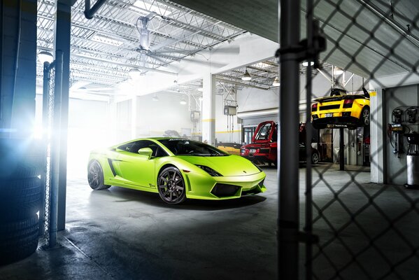 Une lamborghini gallardo verte dans le garage