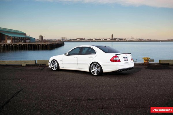 Weißer Mercedes E-Klasse am Wasser