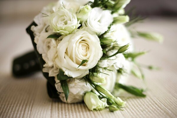 Bouquet de mariage de roses blanches