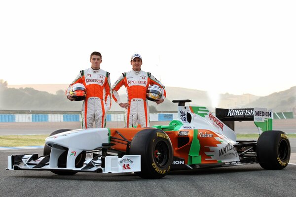 Héroes de la carrera de fórmula uno en el fondo